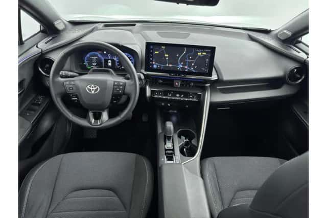 Toyota C-HR (2024) thumbnail 2