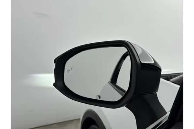Toyota C-HR (2024) thumbnail 5