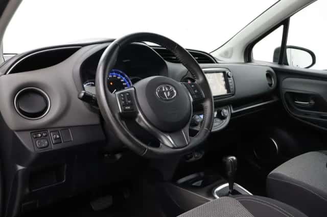 Toyota Yaris (2015) thumbnail 2
