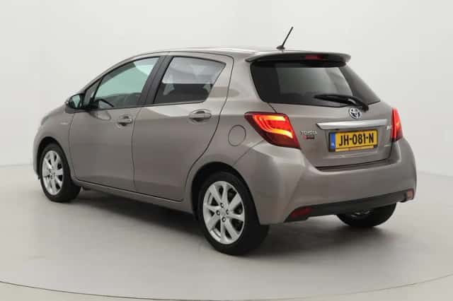 Toyota Yaris (2015) thumbnail 4