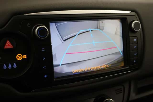 Toyota Yaris (2015) thumbnail 6