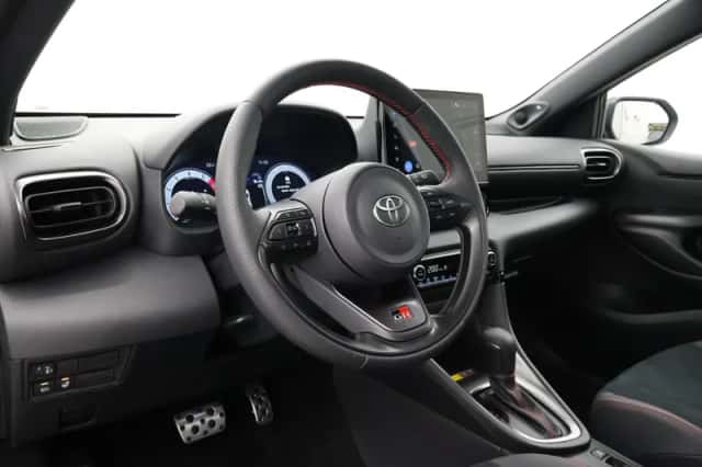Toyota Yaris (2025) thumbnail 2