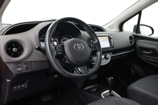 Toyota Yaris (2019) thumbnail 2