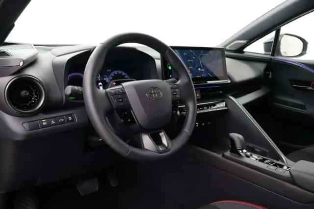 Toyota C-HR (2025) thumbnail 2
