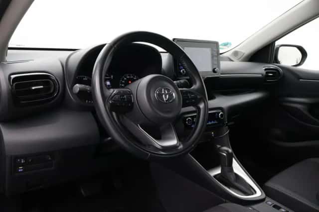 Toyota Yaris (2023) thumbnail 2