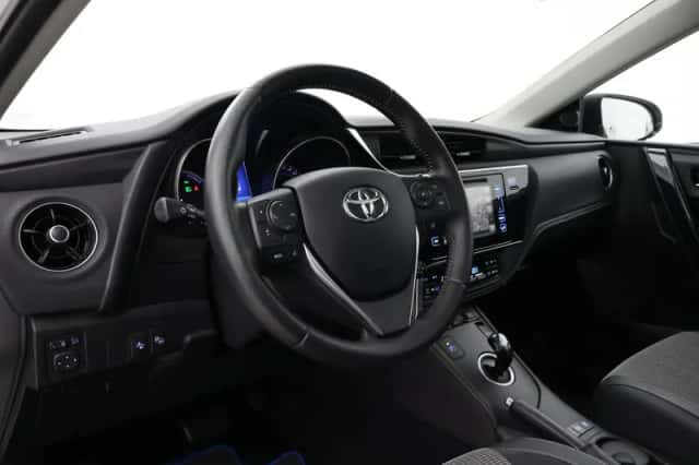 Toyota Auris (2015) thumbnail 2