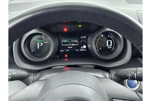Toyota Yaris (2023) thumbnail 3