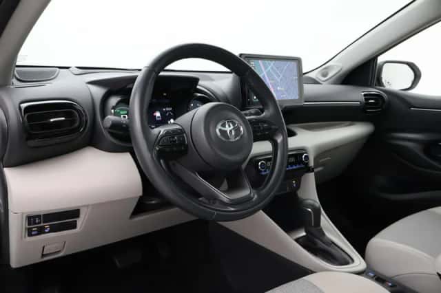 Toyota Yaris (2023) thumbnail 2