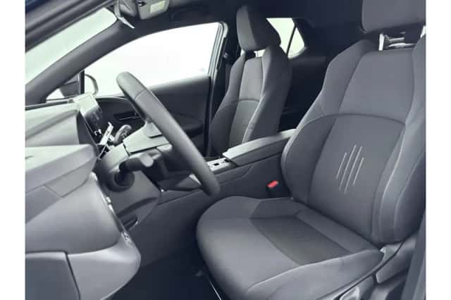 Toyota C-HR (2025) thumbnail 6