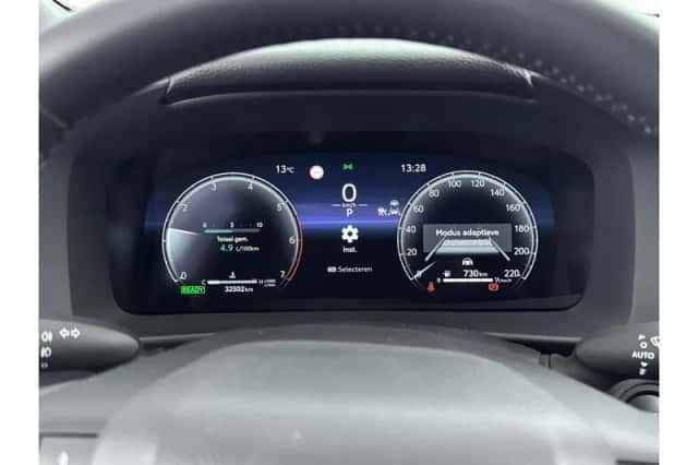 Toyota C-HR (2025) thumbnail 3