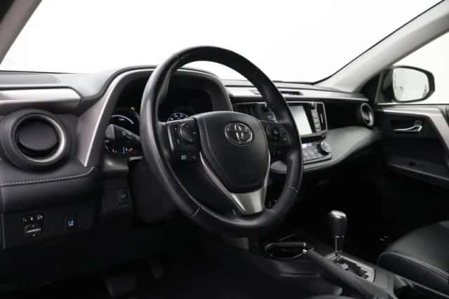Toyota RAV4 (2018) thumbnail 2