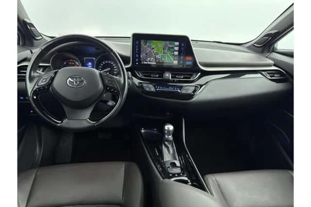 Toyota C-HR (2017) thumbnail 2