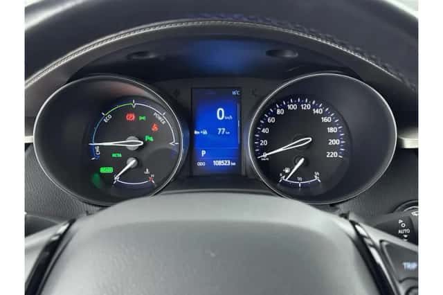 Toyota C-HR (2017) thumbnail 3