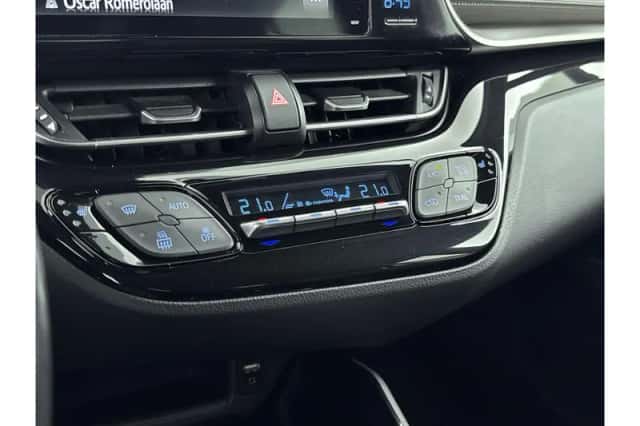 Toyota C-HR (2017) thumbnail 6