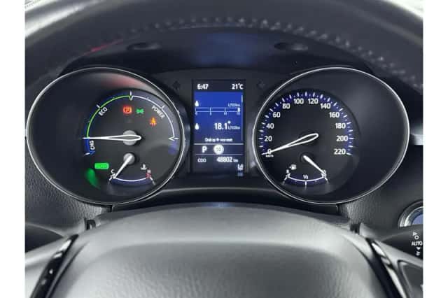 Toyota C-HR (2022) thumbnail 3