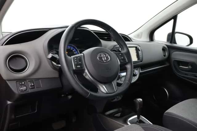 Toyota Yaris (2015) thumbnail 2