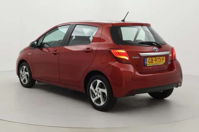 Toyota Yaris (2015) thumbnail 4
