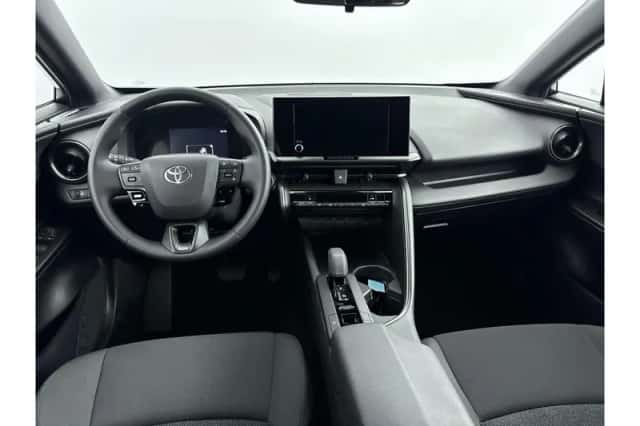 Toyota C-HR (2024) thumbnail 2