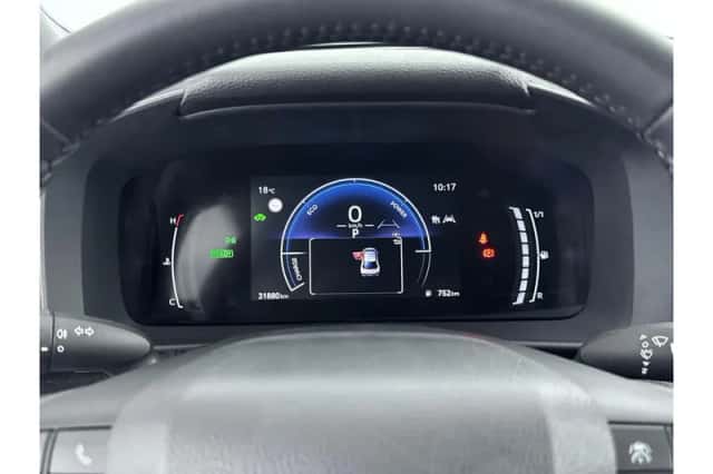 Toyota C-HR (2024) thumbnail 3