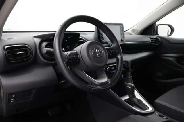 Toyota Yaris (2023) thumbnail 2