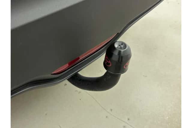 Toyota C-HR (2019) thumbnail 5
