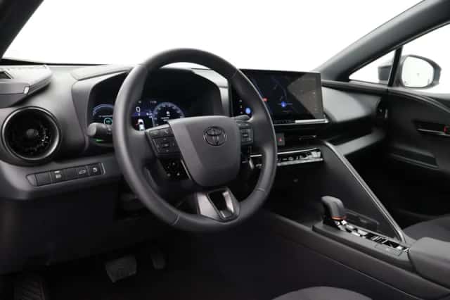 Toyota C-HR (2025) thumbnail 2