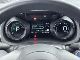 Toyota Yaris (2021) thumbnail 3