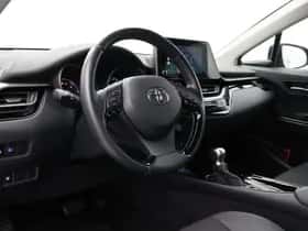 Toyota C-HR (2022) thumbnail 2