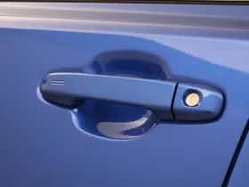 Toyota C-HR (2022) thumbnail 9