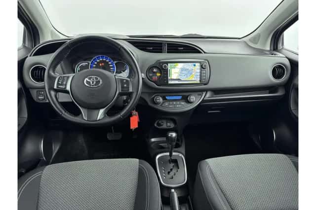 Toyota Yaris (2015) thumbnail 2