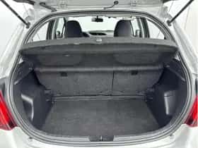Toyota Yaris (2015) thumbnail 23