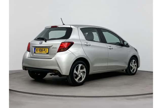 Toyota Yaris (2015) thumbnail 4