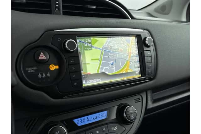 Toyota Yaris (2015) thumbnail 5