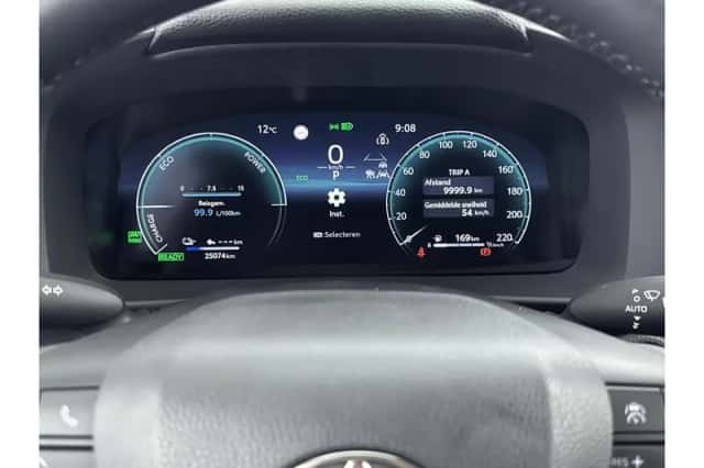 Toyota C-HR (2025) thumbnail 3