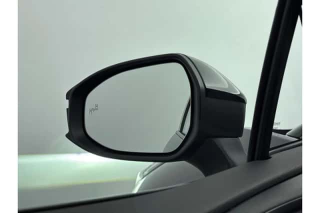 Toyota C-HR (2025) thumbnail 5