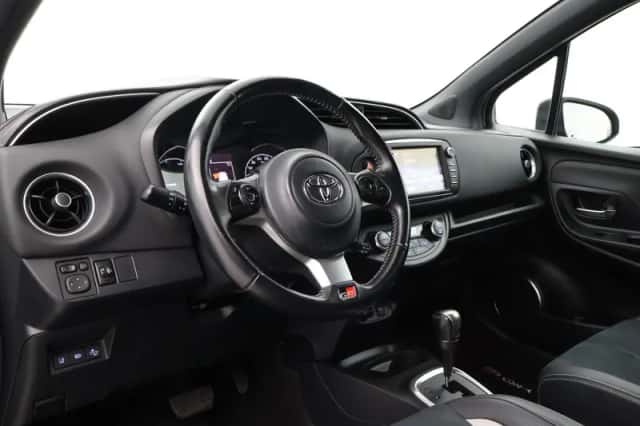 Toyota Yaris (2019) thumbnail 2
