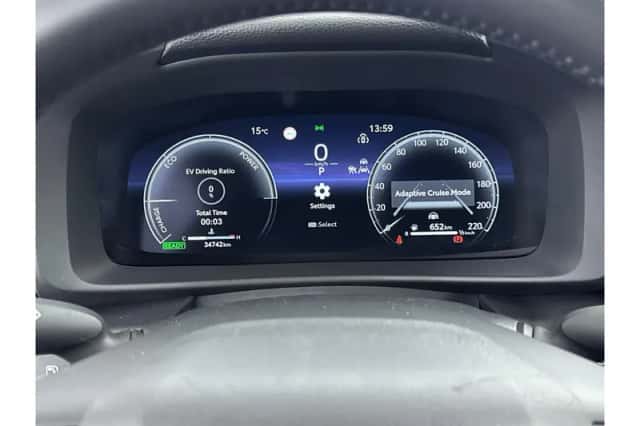 Toyota C-HR (2025) thumbnail 3