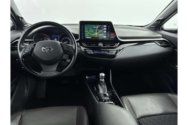 Toyota C-HR (2018) thumbnail 2