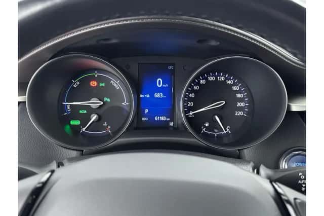 Toyota C-HR (2018) thumbnail 3