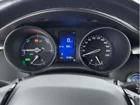 Toyota C-HR (2018) thumbnail 3
