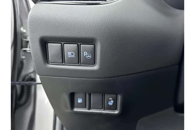 Toyota C-HR (2018) thumbnail 6