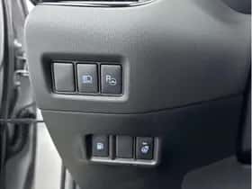 Toyota C-HR (2018) thumbnail 6