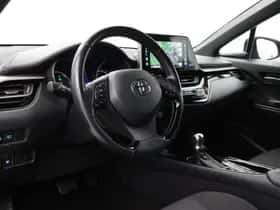 Toyota C-HR (2018) thumbnail 2