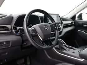 Toyota Highlander (2022) thumbnail 3