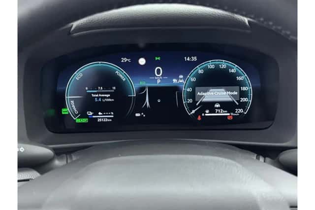 Toyota C-HR (2025) thumbnail 3
