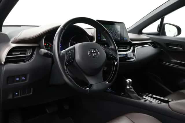 Toyota C-HR (2019) thumbnail 2