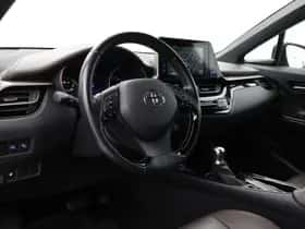 Toyota C-HR (2019) thumbnail 2