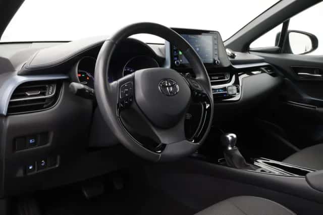 Toyota C-HR (2022) thumbnail 2