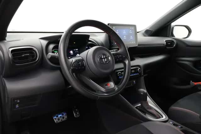 Toyota Yaris (2022) thumbnail 2