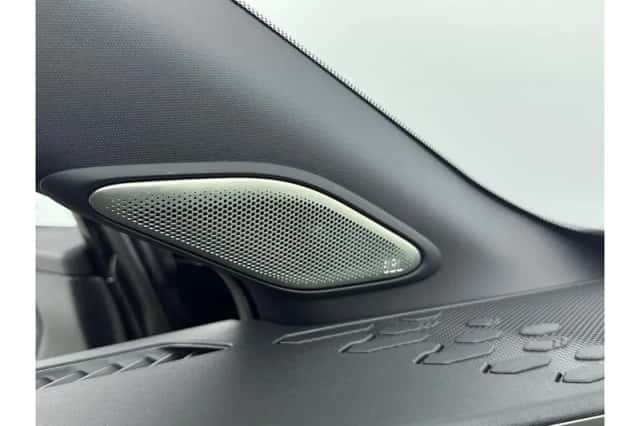 Toyota C-HR (2025) thumbnail 6